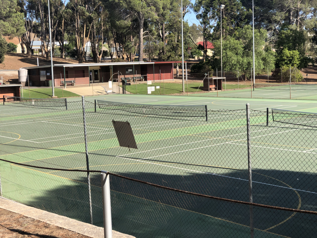 tennis-tourist-angaston-australia-grass-courts-fence