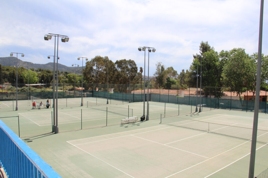 tennis-tourist-sitges-spain-club-natacio-courts-lights