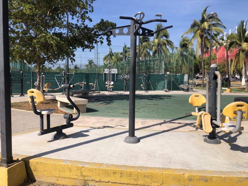 tennis-tourist-Estadio de Beisbol Tennis Courts-workout-machines-mazatlan-mexico