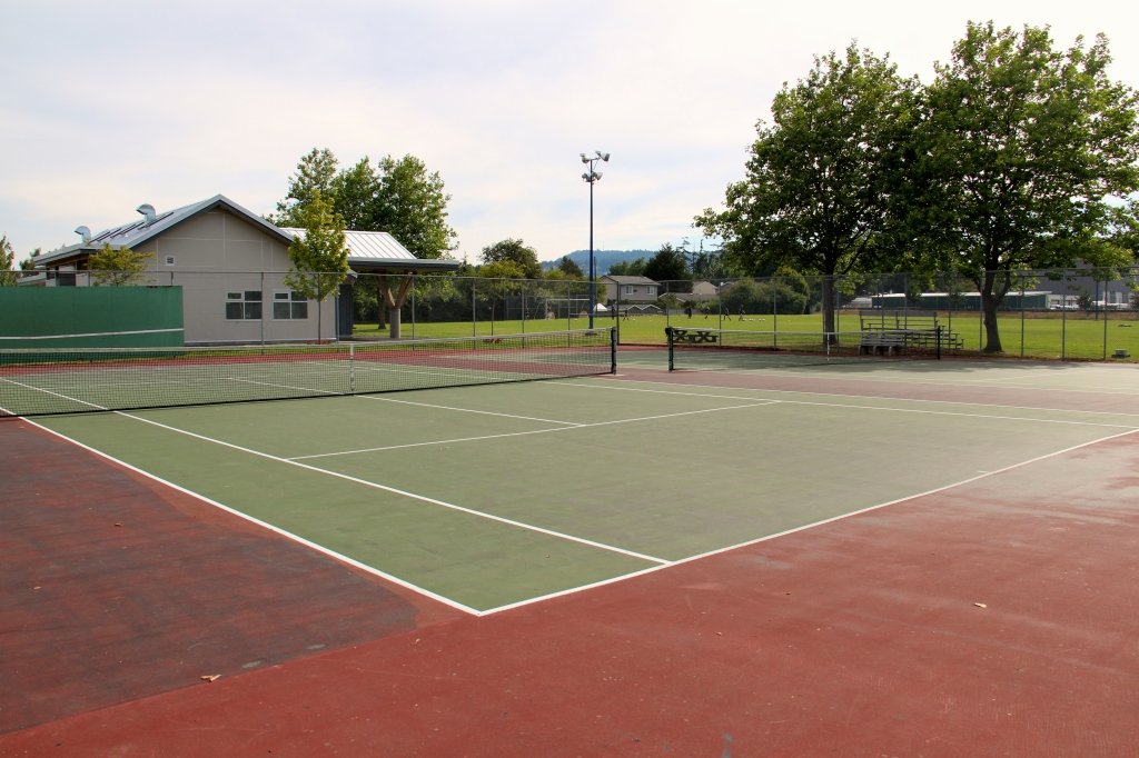 tennis-tourist-Sidney-BC-iIroquios-park-tennis-court