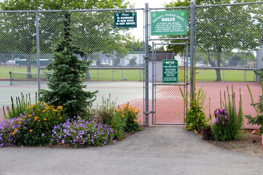 tennis-tourist-Sidney-BC-iIroquios-park-tennis-gate